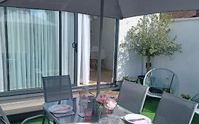 Modern 2Br House With Garden And Air Con Near Beach